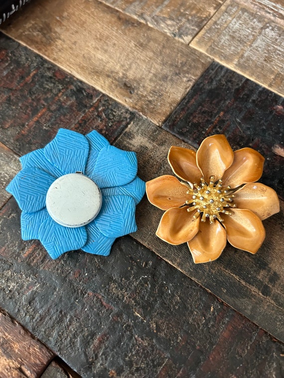 Lot of 2 1960’s style mod flower power enamel flo… - image 1