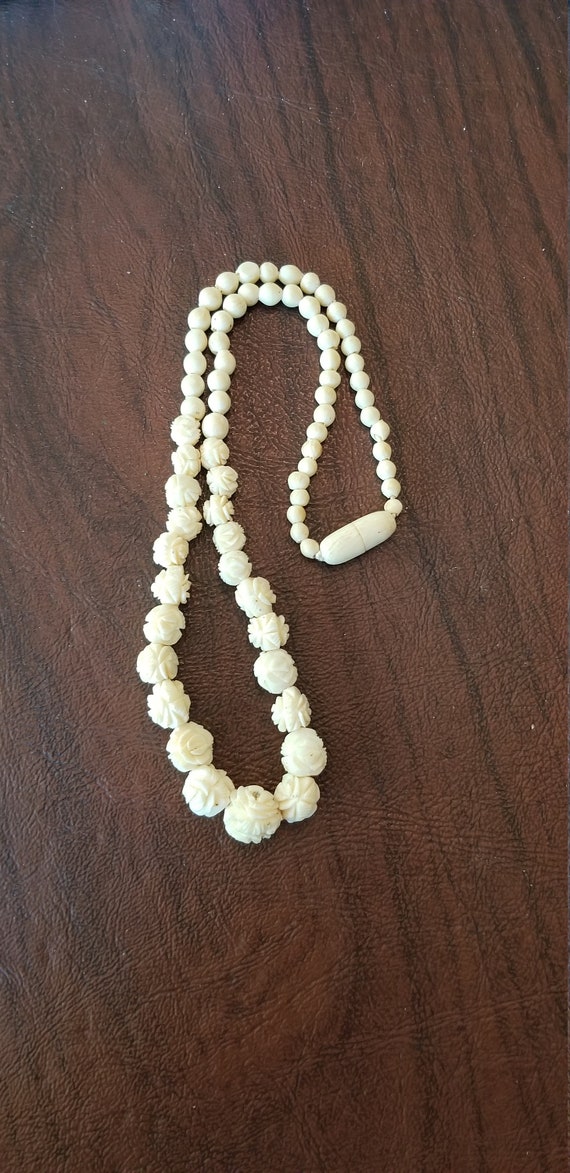 vintage carved bead necklace - Gem