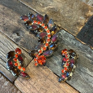 Gorgeous 1960’s rhinestone pin/brooch and matching clip earrings, orange and brown rhinestone jewelry set