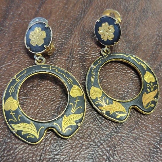 Vintage Damascene Circle Drop Clip-On Earrings, Black and Gold Floral Design, Damascene Clip Earrings, Dangle Earrings View 5