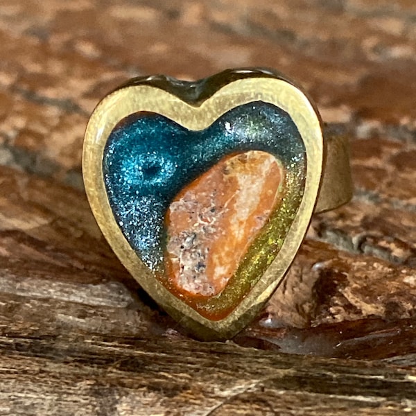 Vintage artisan brass heart shaped ring with sparkly inlay size 6