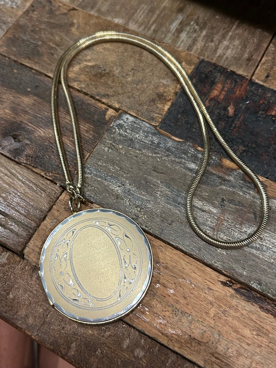 Vintage large etched locket on 22 inch gold tone c