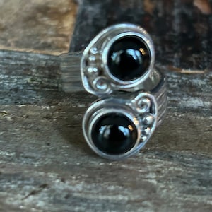 Sajen 925 sterling and onyx wraparound statement ring size 6 slightly adjustable