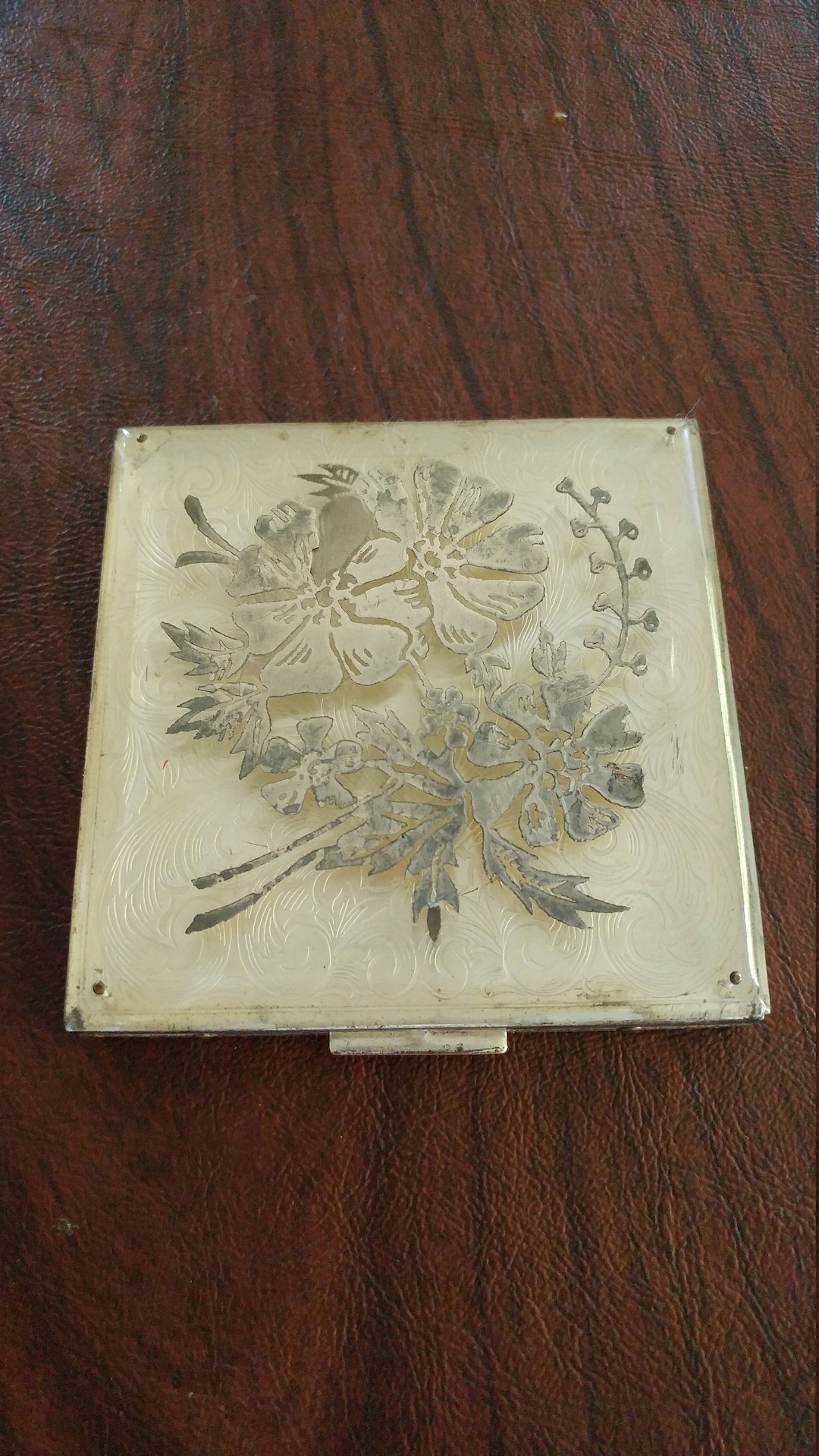 レトロシルバー（ S I L V E R)コンパクト Vintage Rex Fifth Avenue Powder Compact, Silver-tone With Etched