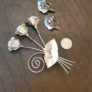 Vintage Flower Brooch and Screwback Earrings Set, Vintage Rosy Gold-Toned Metal and Rhinestone Lilies Brooch with Lily Earrings
