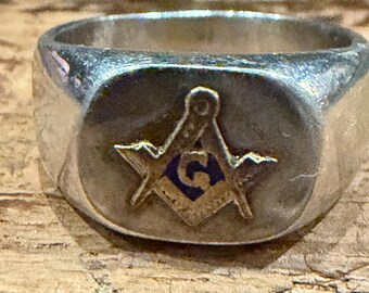 Vintage silver tone Masonic signet ring piece of fraternal jewelry worn by members of the Freemasons, size 7 1/2