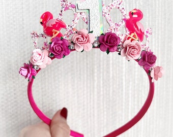 Corona de cumpleaños de flamenco: diadema con tiara floral rosa, accesorio para fiestas.