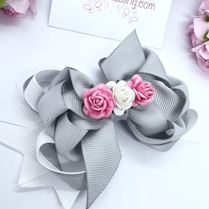 Lazo para el cabello con cinta de grogrén gris: flores rosas y blancas, accesorio festivo para niña