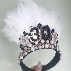 Tiara de aniversário: faixa de cabeça de penas e pérolas para 30º aniversário