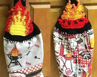 Strofinacci da cucina con appendini all'uncinetto e decorazioni all'uncinetto.