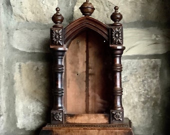 Vitrine ancienne de style néo-gothique fait main en bois et porte en verre pour autel familial ou statue de saint / Idéale pour créer un diorama