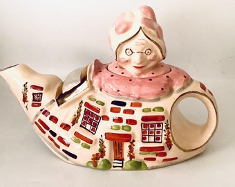 Teiera con filastrocca "Vecchia donna che viveva in una scarpa" datata 1930, realizzata in Inghilterra da Lingard Pottery / Sinister Folk Lore Curiosità inglese