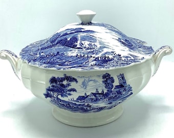Enorme Ironstone Lidded Tureen door RIDGWAY STAFFORDSHIRE ENGELAND / Love Your Blue & White / Country Cottage Scene Servies