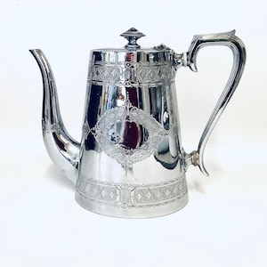 Hermosa cafetera plateada del siglo XIX atribuida a Elkington con grabados y cartuchos ornamentados/té de la tarde victoriano