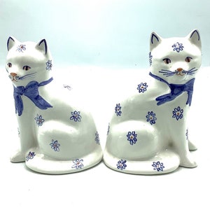 URRR-FEKT!! Ein feines Paar handbemalte Katzen von Rye Pottery, England / Blaues und weißes Display / Großartiges Geschenk für Kitty-Katzenliebhaber