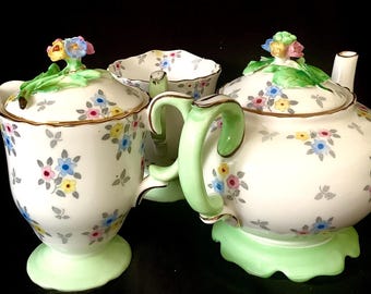 Precioso juego de té antiguo de porcelana fina Art Déco con estampado floral y chintz de 3 piezas, fabricado por “CROWN STAFFORDSHIRE, ENGLAND” con remates florales esculpidos.