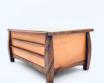 ARNE VODDER (anni '60) Mobiletto portaoggetti da scrivania in teak a tre ripiani / Piccolo set di cassetti in stile moderno di metà secolo progettato da Danese
