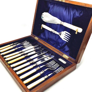 ISRAEL SIGMOND GREENBERG Silver-plated Fish Set in Wooden Presentation Case from Scarce-to-Find Newcastle (England) Jewellers & Goldsmiths