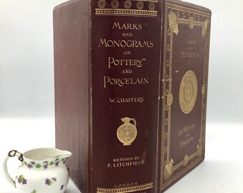 1908年版の「陶器と磁器のマークとモノグラム」の巨大で印象的な本。磁器のマークを識別。コレクターへのプレゼントに最適。