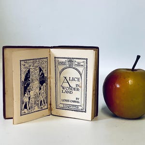 Antyczna miniatura Alicji w Krainie Czarów autorstwa Lewisa Carrolla, wydana przez Leopolda B. Hilla, Londyn, około 1920 r. / Małe opowieści dla dzieci