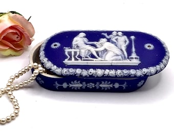 Exquise petite victorienne du 19ème siècle Jasper Dip Blue WEDGWOOD TRINKET BOX fabriqué en Angleterre vers 1890 mettant en vedette une scène mythique surélevée