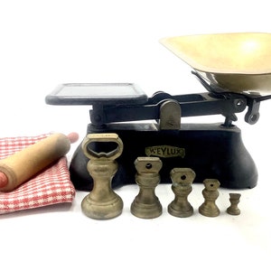 FEREDAY of LONDON WEYLUX Cast Iron Kitchen Weighing Scales with 5 Solid Brass Capstan Bell Weights Measuring 1 Pound to Half an Ounce