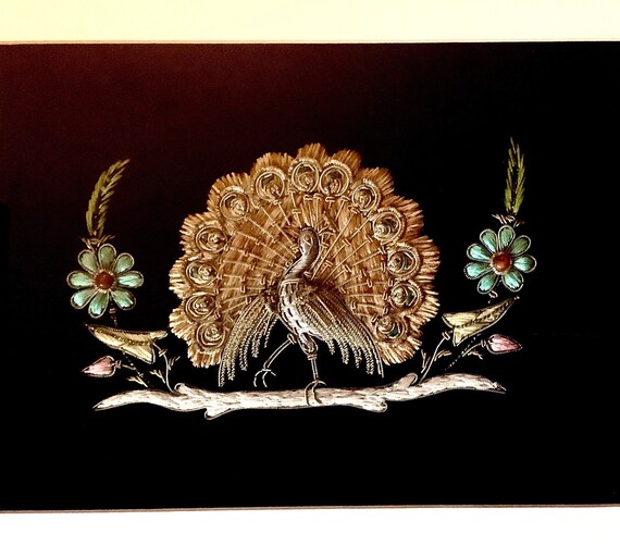 糸とガラス石で手作りされた、素晴らしい刺繍の額入り孔雀アート作品