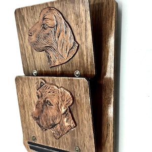 Antiguo estante de cartas de madera montado en la pared con 2 perros tallados / soporte de papelería vintage / Estudio de Downton Abbey / Almacenamiento eduardiano