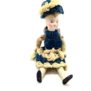 Antigua muñeca alemana de madera articulada de 15 cm con cabeza de porcelana / figura de clavija en miniatura del siglo 19 / muñeca victoriana con bisagras coleccionable