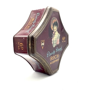 Forma molto grande e insolita DAINTY DINAH TOFFEES Shop Counter Display Tin con grafica meravigliosa e pesi vecchio stile + Prezzi