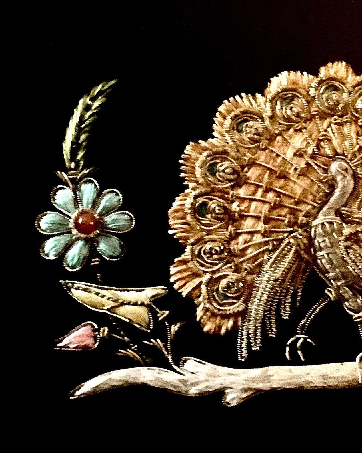 糸とガラス石で手作りされた、素晴らしい刺繍の額入り孔雀アート作品