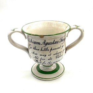 Antieke WILLIAM TAYLOR Laat 18e eeuw Engels Double Handled Pearlware Loving Cup, Handgeschilderd & Hand Sgraffito Geglazuurd (Zoals gevonden)