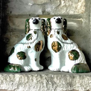 Un hermoso par de grandes perros Staffordshire antiguos auténticos de 24 cm de mediados del siglo XIX, de cobre lustre, de cerámica victoriana para chimenea.