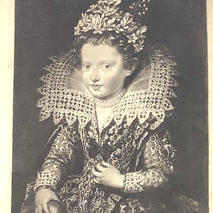 Pode incluir: Um retrato em preto e branco de uma menina usando um colar de renda branca e uma coroa de flores. O retrato é intitulado "Retrato da Princesa Eleonora de Mântua."