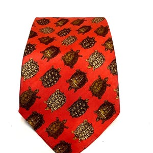Fabelhafte Krawatte aus Reiner Seide YVES SAINT LAURENT, Verziert mit Schildkröten made in Italy / Perfektes Geschenk für einen niedlichen Reptilienliebhaber!