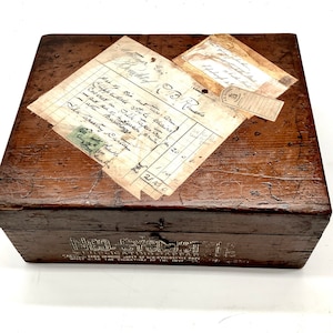 Scatola portaoggetti vintage in legno con interessante originale vittoriano inglese Ephemera Découpage foderato dentro e fuori.