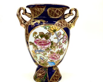 Grande e impressionante urna antiga do império azul cobalto com alças duplas de ouro e decoração floral em ambos os lados