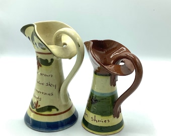 ¡Perfecto! Un par de jarrones altos pintados a mano con lemas / Cerámica Torquay Devon Ware / Decoración rústica inglesa del oeste de Inglaterra