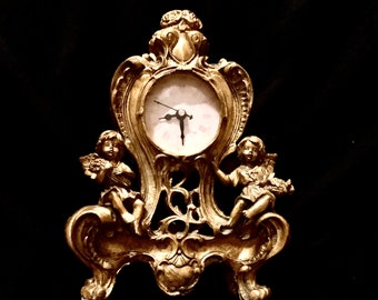 HORLOGE DE CHEMINÉE CHERUBS en or brocante fabriquée par Richard Ward Winchester / Pièce d'horlogerie de style français inspirée de Sèrvres