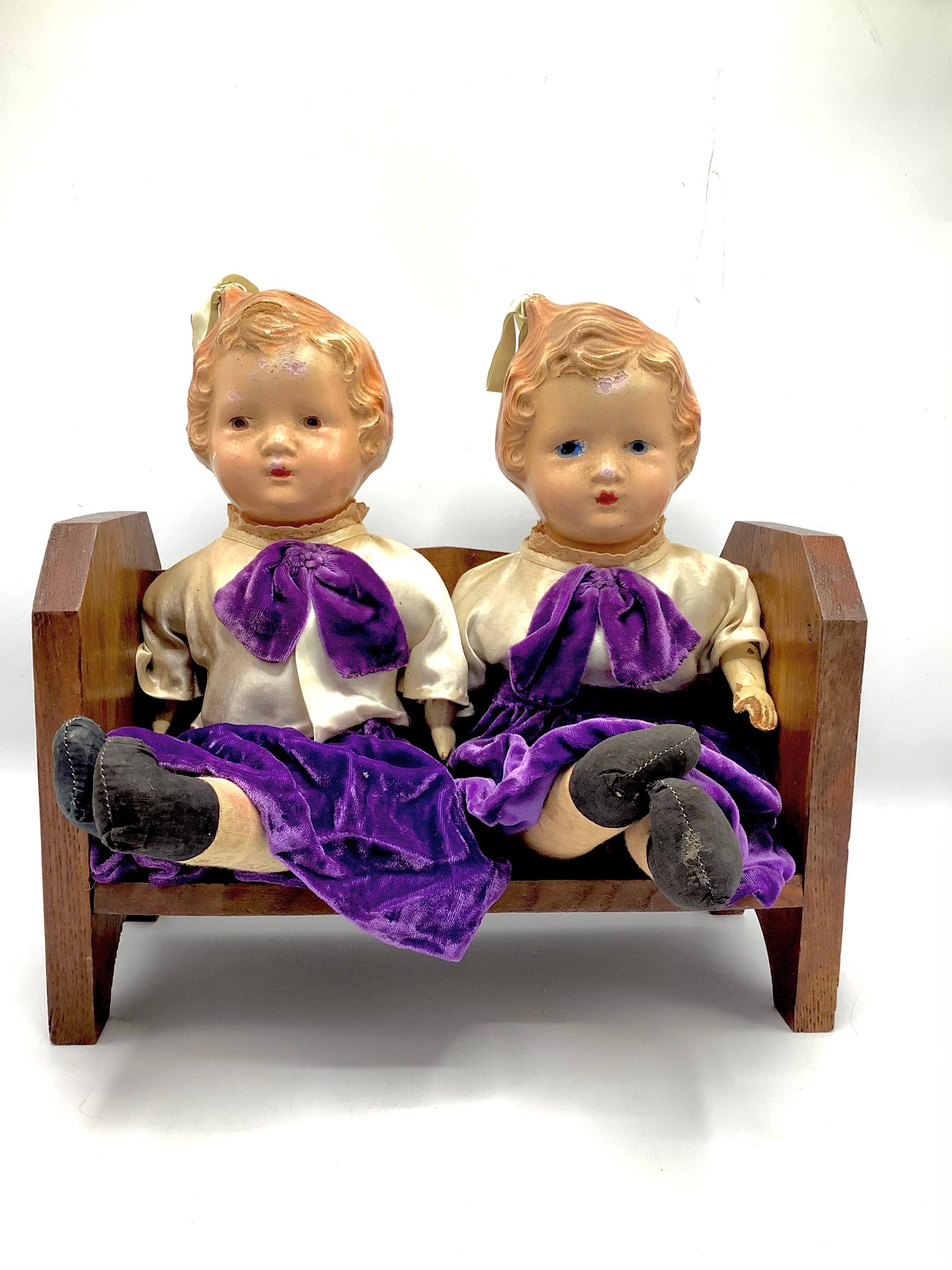19 世紀後半にイギリスで作られたオリジナルの衣装を着た双子人形