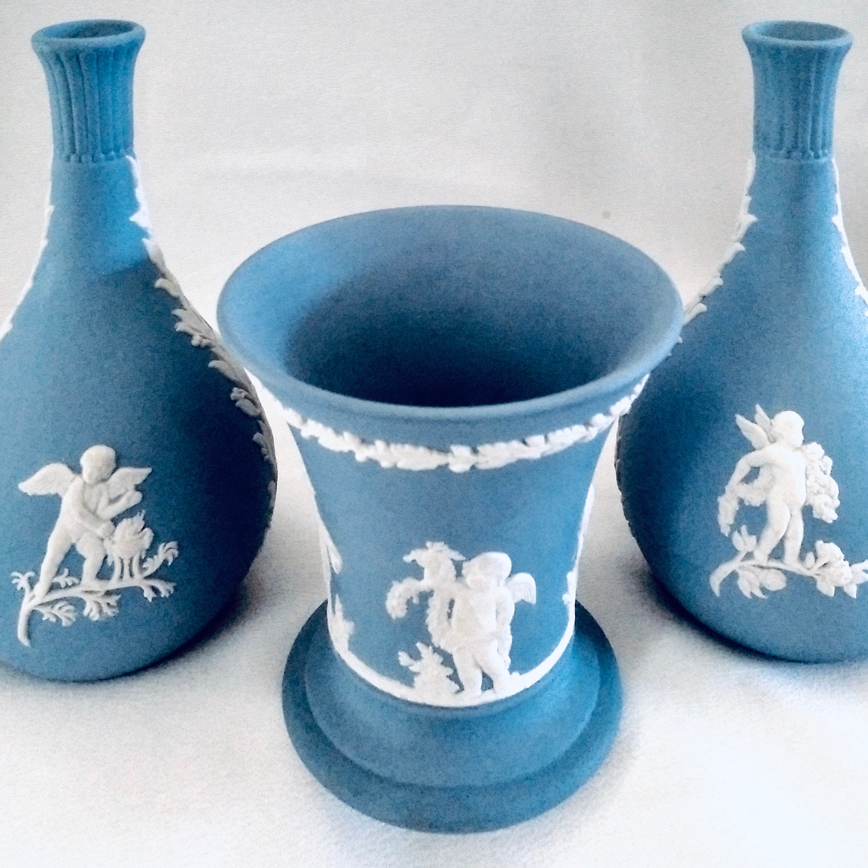  ブルージャスパー 花瓶、小物入れ アンサンブル（2点セット） ウェッジウッド ケルブ コレクション 3 点セット、ブルーとホワイトの