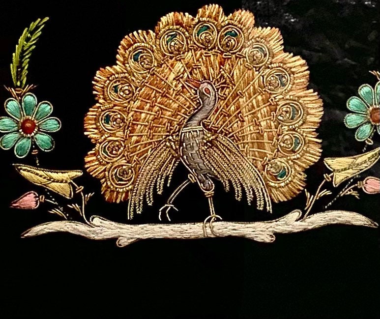 糸とガラス石で手作りされた、素晴らしい刺繍の額入り孔雀アート作品