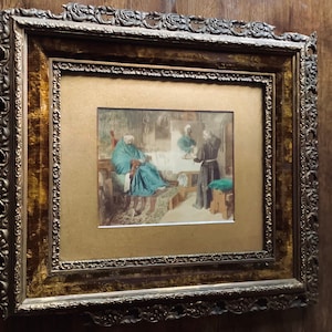 Puede incluir: Una pintura al agua enmarcada que representa a tres figuras en una habitación. Las figuras están vestidas con ropa medieval y están sentadas a una mesa. La pintura está ambientada en un ambiente cálido y acogedor.