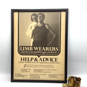 Può includere: Un poster vintage con il testo "Limb Wearers don't let your problems get you down!" e "Help & Advice is freely available from the organisations listed below." Il poster elenca diverse organizzazioni che offrono aiuto e consulenza alle persone con disabilità agli arti. Il poster presenta una foto in bianco e nero di due persone, una delle quali indossa un braccio protesico.