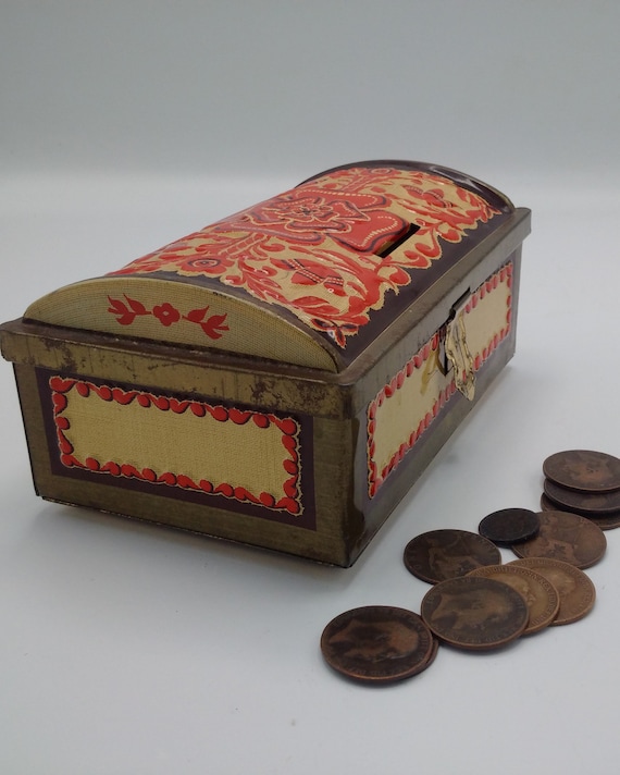 Insolito salvadanaio rosso e oro con chiave e lucchetto / Vintage Eastern  European Inspired Tole Tin Savings Box / Eccentrico Salvadanaio d'arte  popolare -  Italia