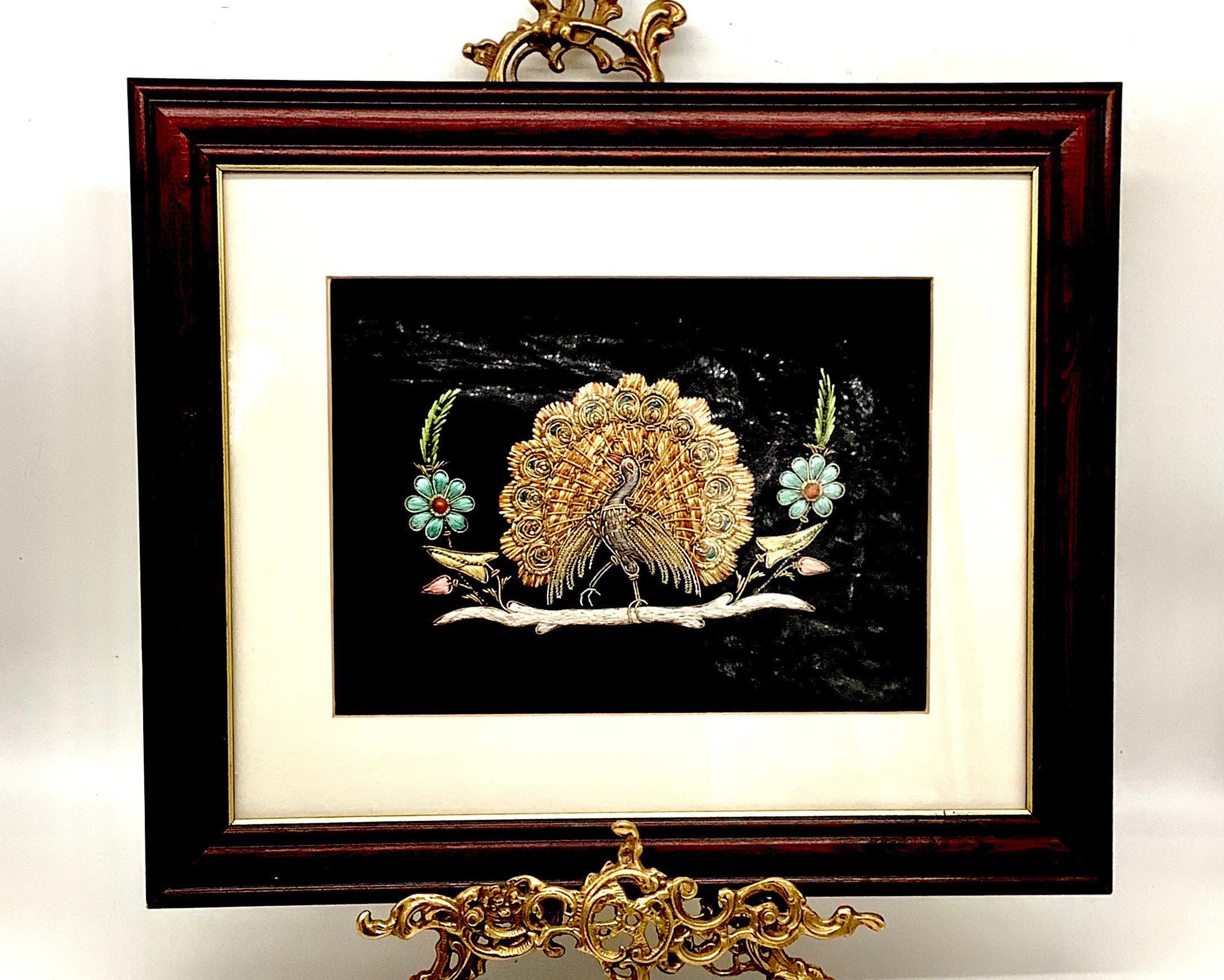 糸とガラス石で手作りされた、素晴らしい刺繍の額入り孔雀アート作品