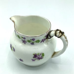 ¡Perfectamente imperfecto! Jarra staffordshire del siglo XIX con reparación de grapas / crema inglesa antigua restaurada coleccionable