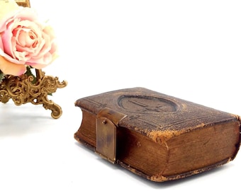 Antiguo libro de cuero y latón en miniatura de oración común y administración de los sacramentos, hermoso libro de oración en inglés del siglo XIX.