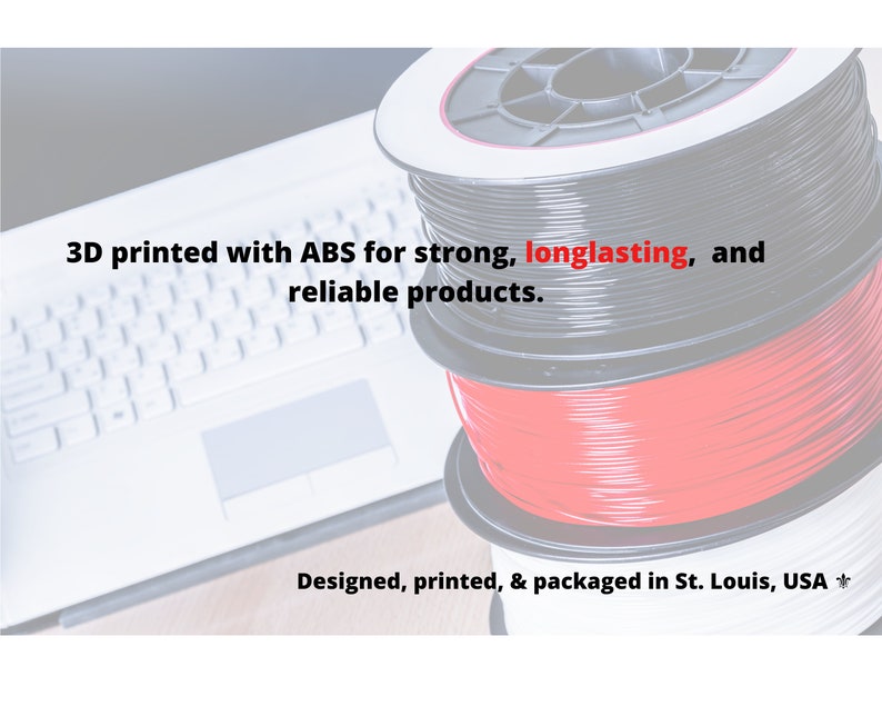 Puede incluir: Tres carretes de filamento para impresi&oacute;n 3D. Los carretes son negros, rojos y blancos. El texto en la imagen dice "Impreso en 3D con ABS para productos fuertes, duraderos y confiables. Dise&ntilde;ado, impreso y empaquetado en St. Louis, USA."