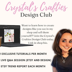 Może przedstawiać: Obraz promocyjny dla Crystal's Crafties Design Club. Obraz przedstawia laptopa wyświetlającego elementy projektu, nap&oacute;j kawowy i uśmiechniętą kobietę. Tekst zawiera "Crystal's Crafties Design Club" oraz szczeg&oacute;ły dotyczące samouczk&oacute;w, sesji pytań i odpowiedzi oraz raport&oacute;w trend&oacute;w.